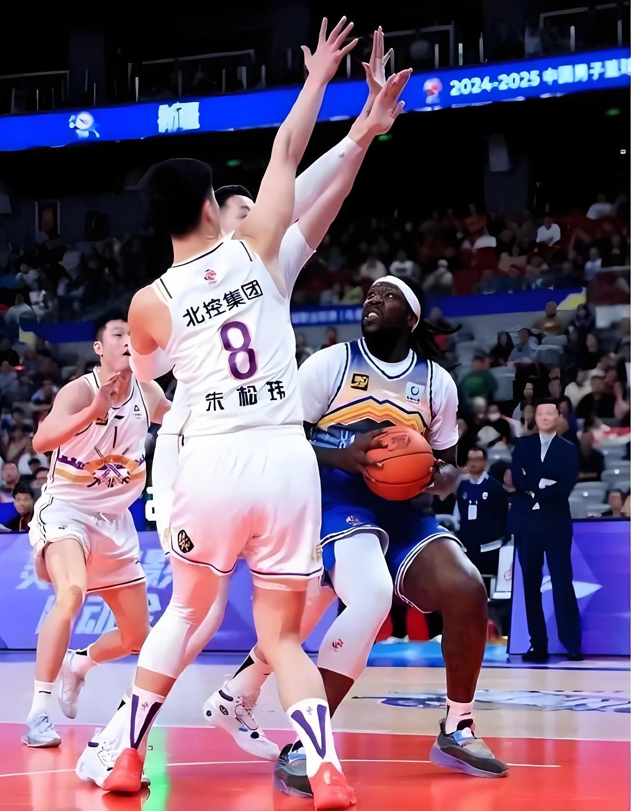 开云体育中国官网-实力强劲球队犯错频频，反思成败之道