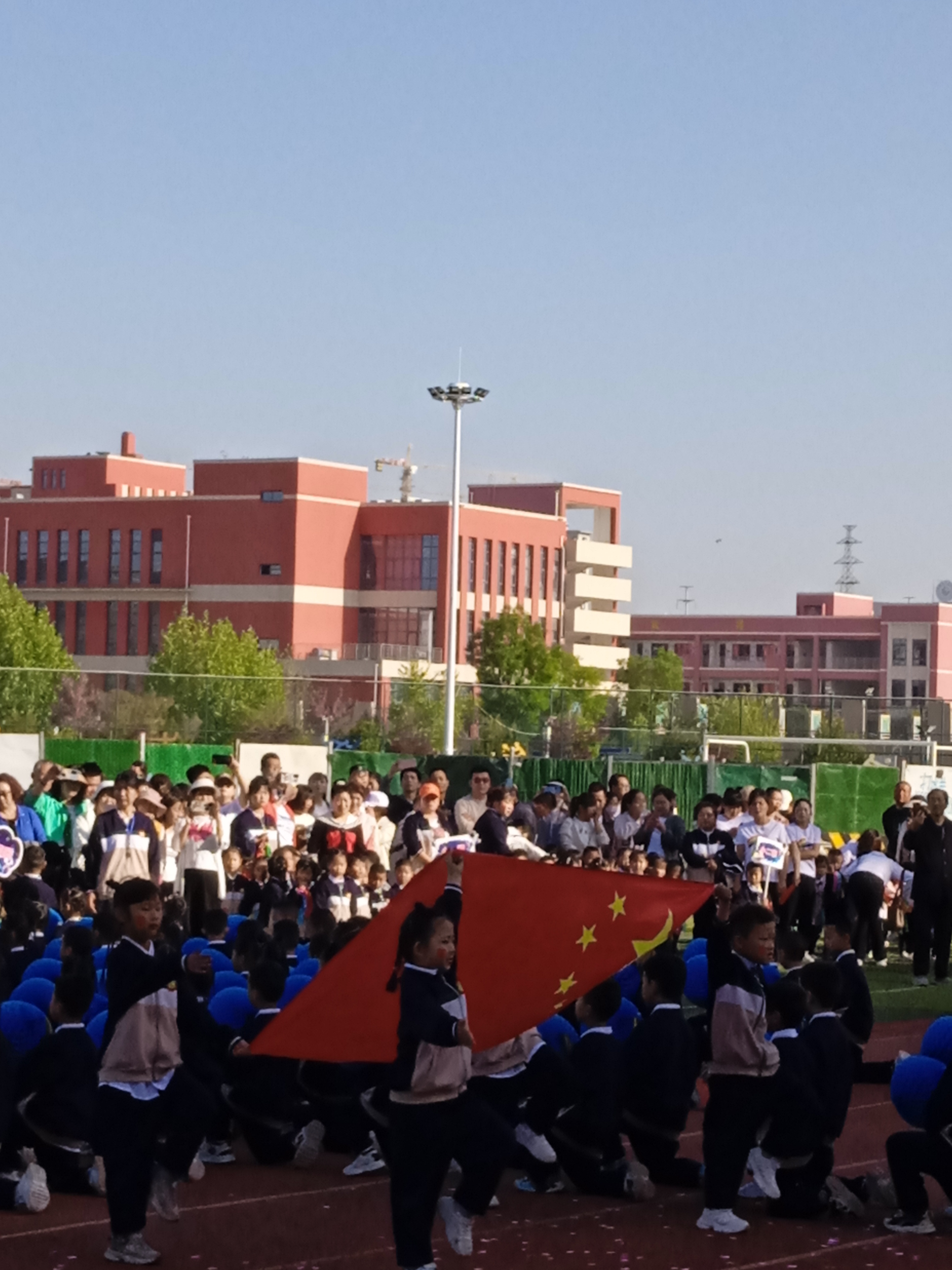 比赛现场热闹非凡，观众如潮涌