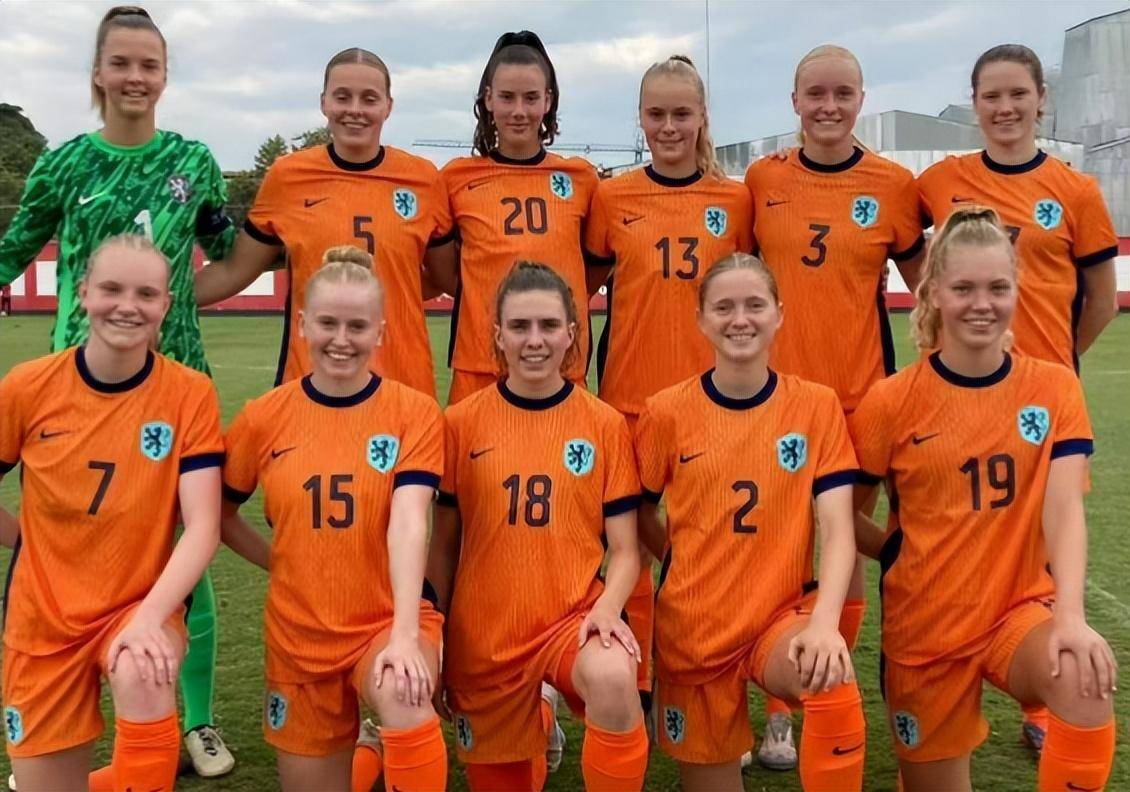 巴拉圭女足在比赛中力克对手