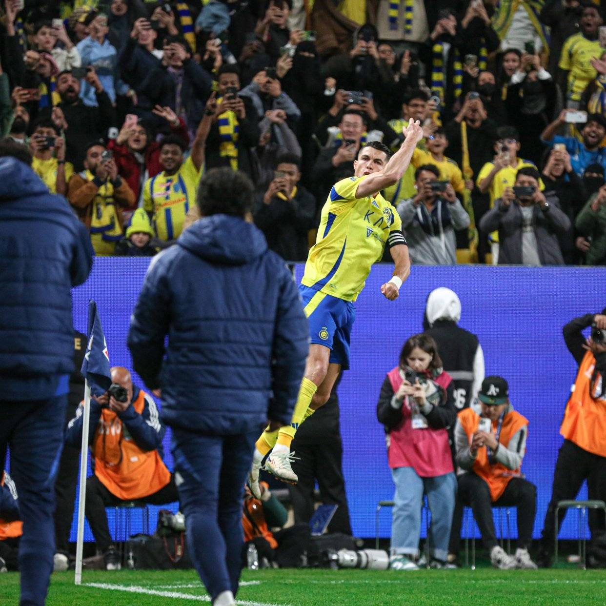 瓦伦西亚队员在比赛中杀入禁区，独中取胜