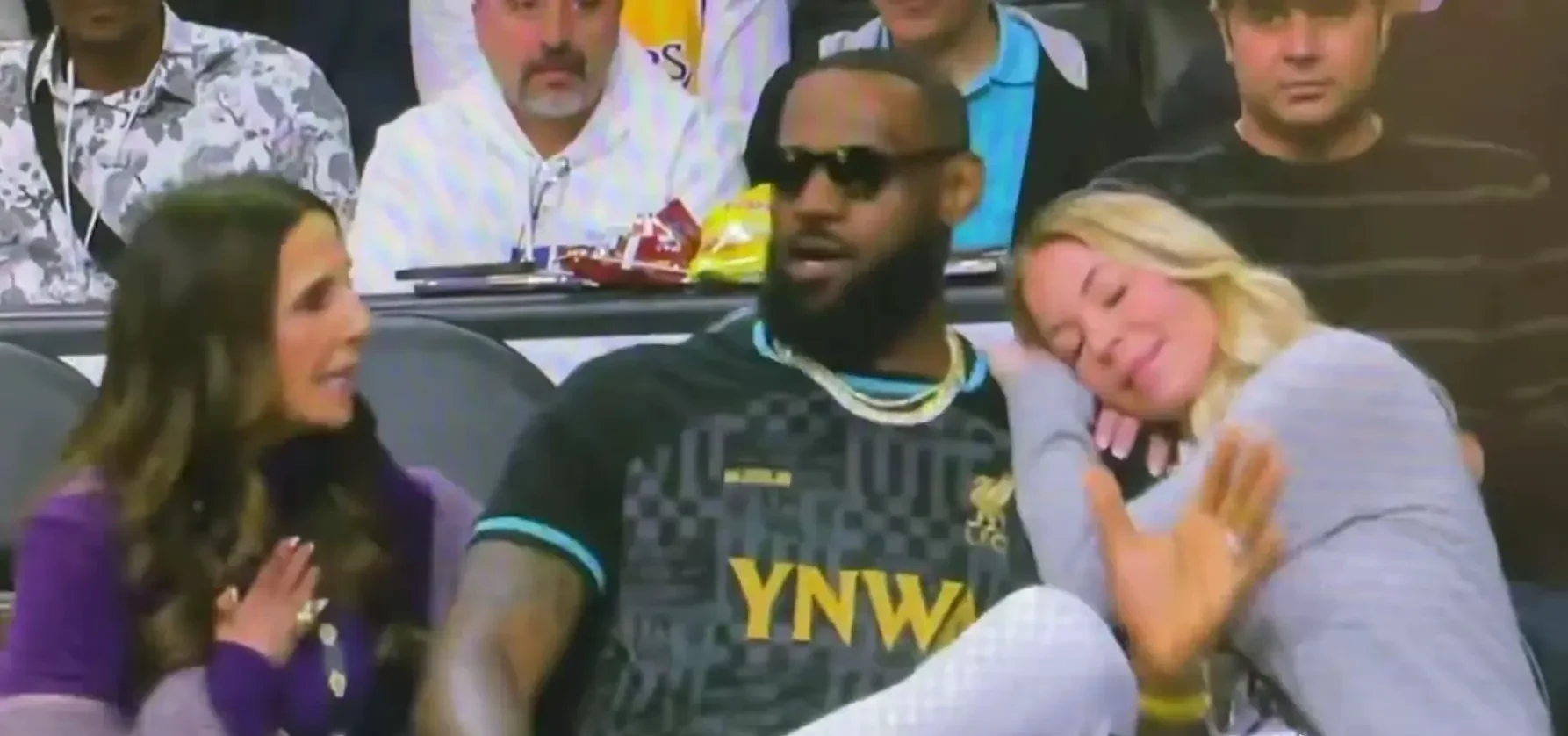 力争前茅，各国选手在擂台上拼尽全力的简单介绍