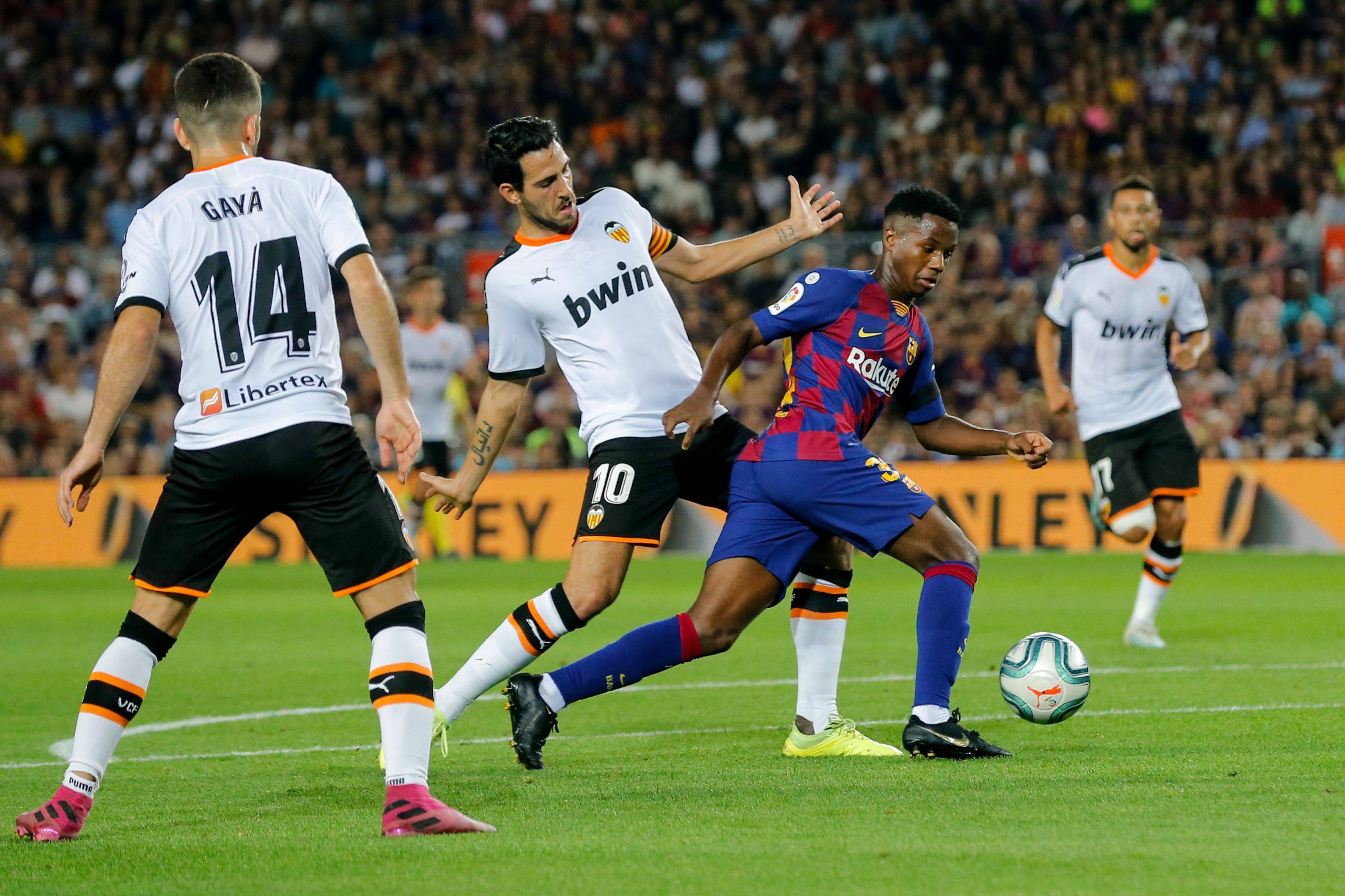 开云体育官方登录入口-足球比赛节奏明快，对决激烈激荡人心