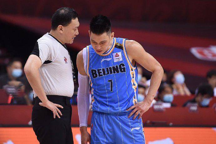 体育比赛意外出现冲突裁判及时处理