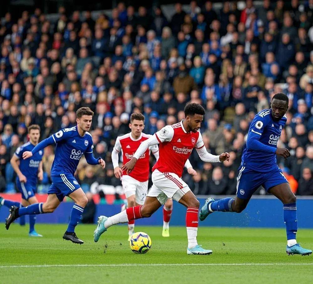 关于足球赛事激烈角逐，球队实力对决的信息