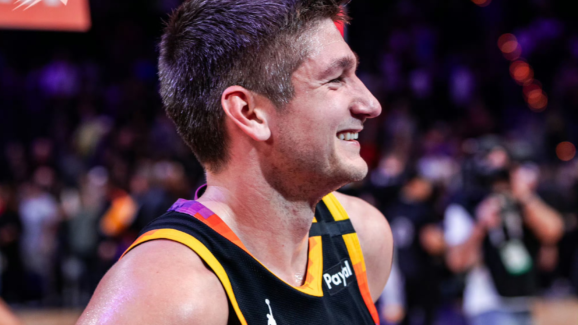 爵士队客场逆转对手，取得惊险胜利