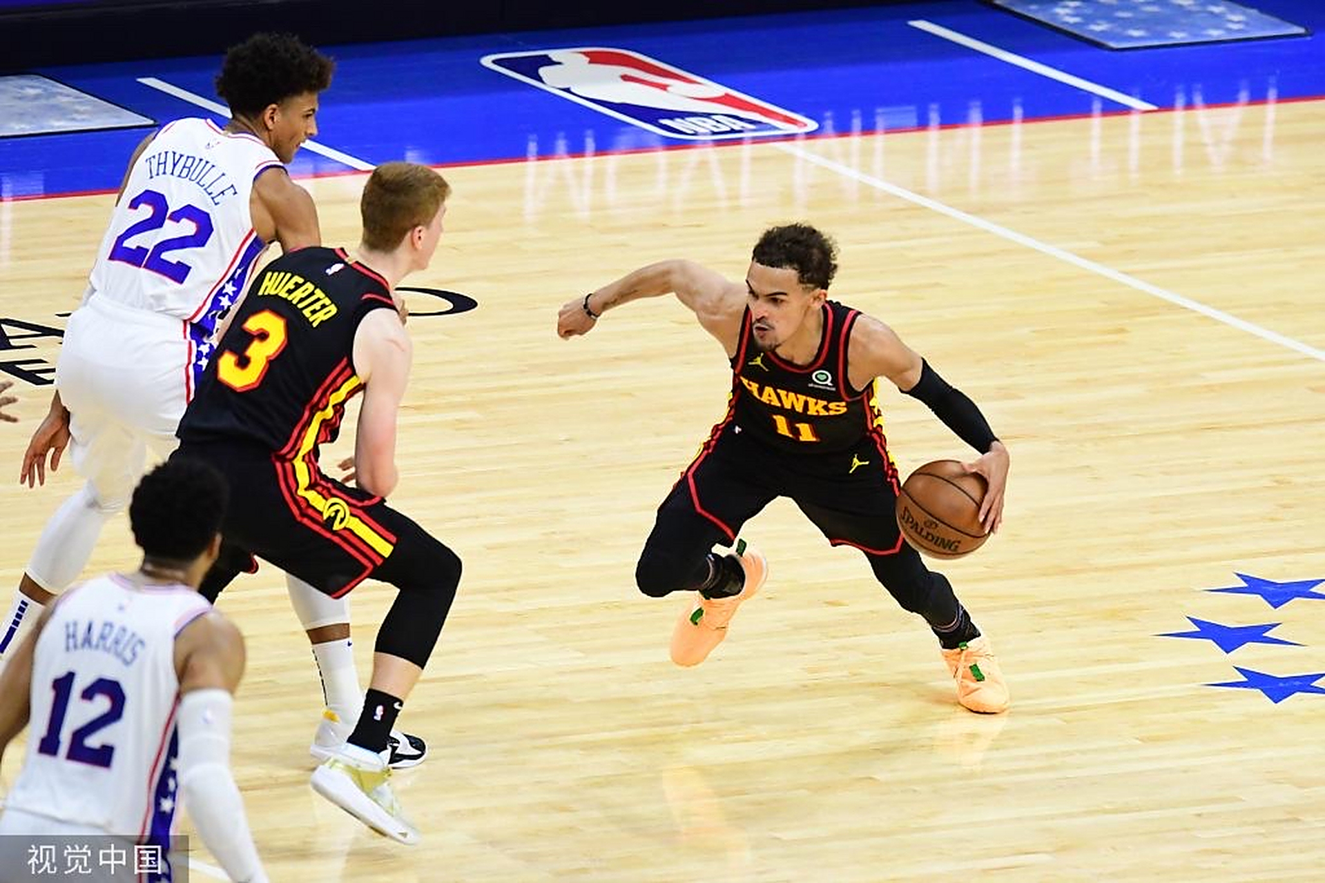 开云体育网页版-包含鹰队员团结协作力克对手在比赛中赢球的词条