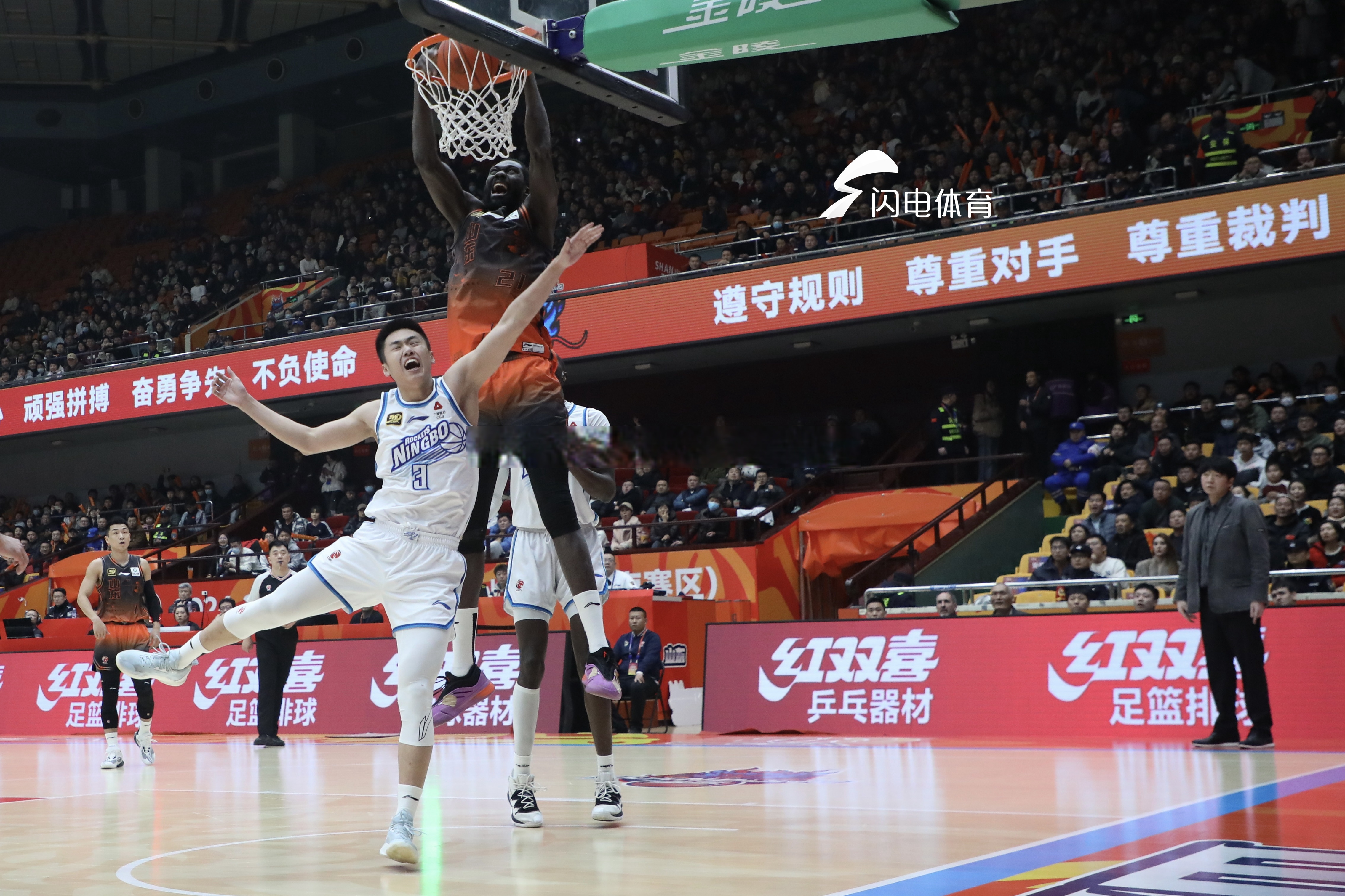 开云体育网站-山东男篮在比赛中爆发力量，实现逆袭