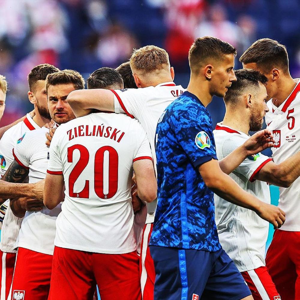 关于西班牙大胜波兰，小组出线前景一片光明的信息