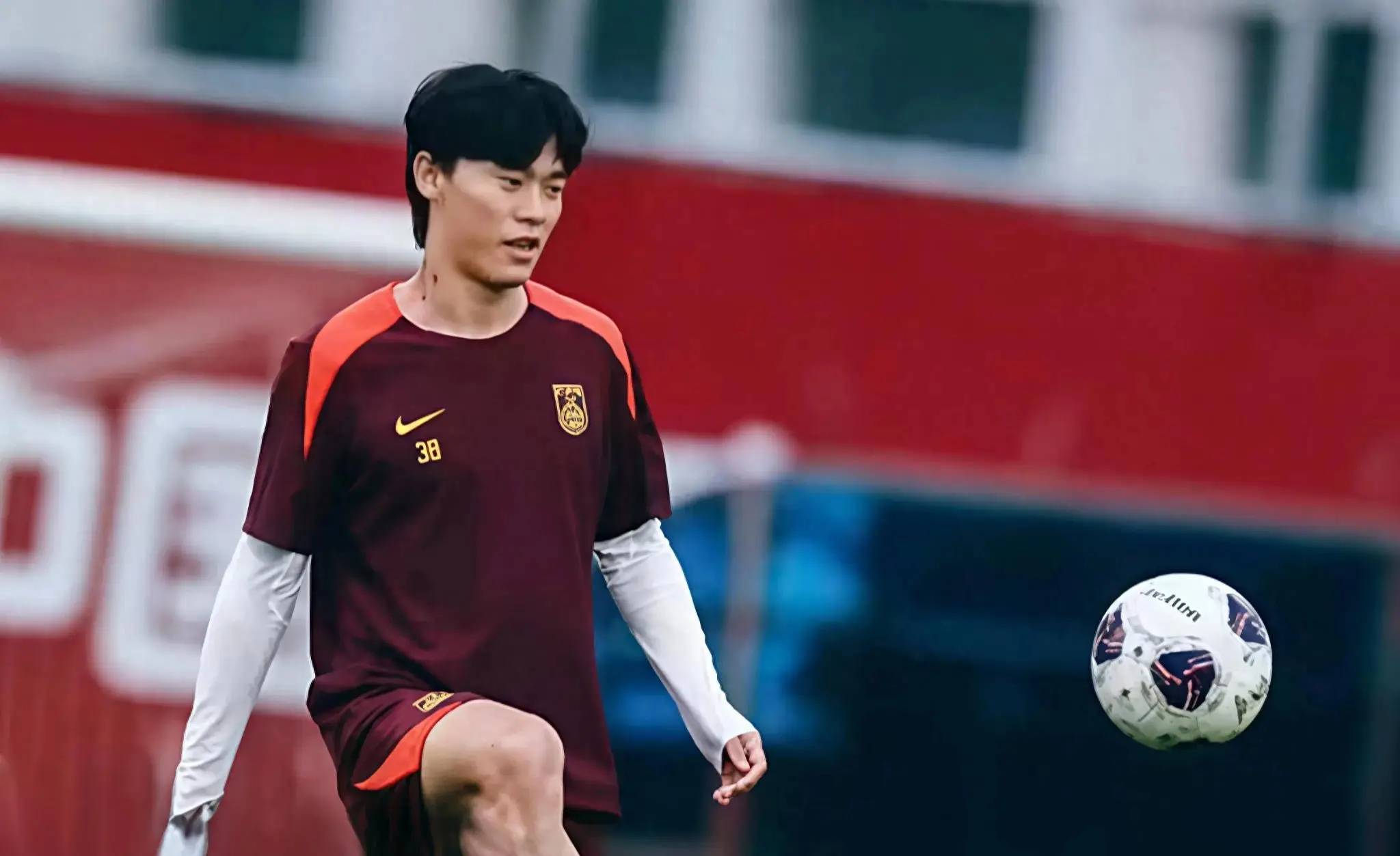 球队主教练突然宣布辞职，备战受影响