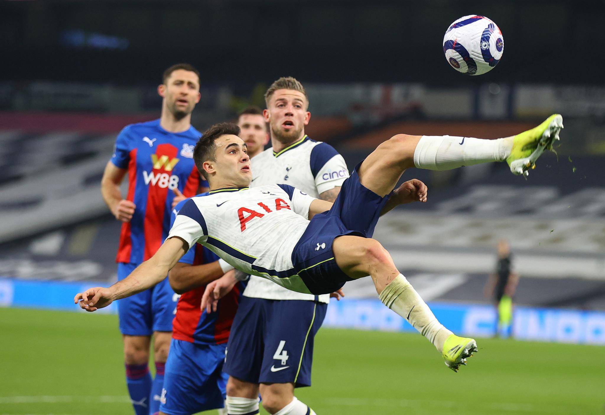 关于水晶宫客场获胜，逐渐脱离降级区的信息