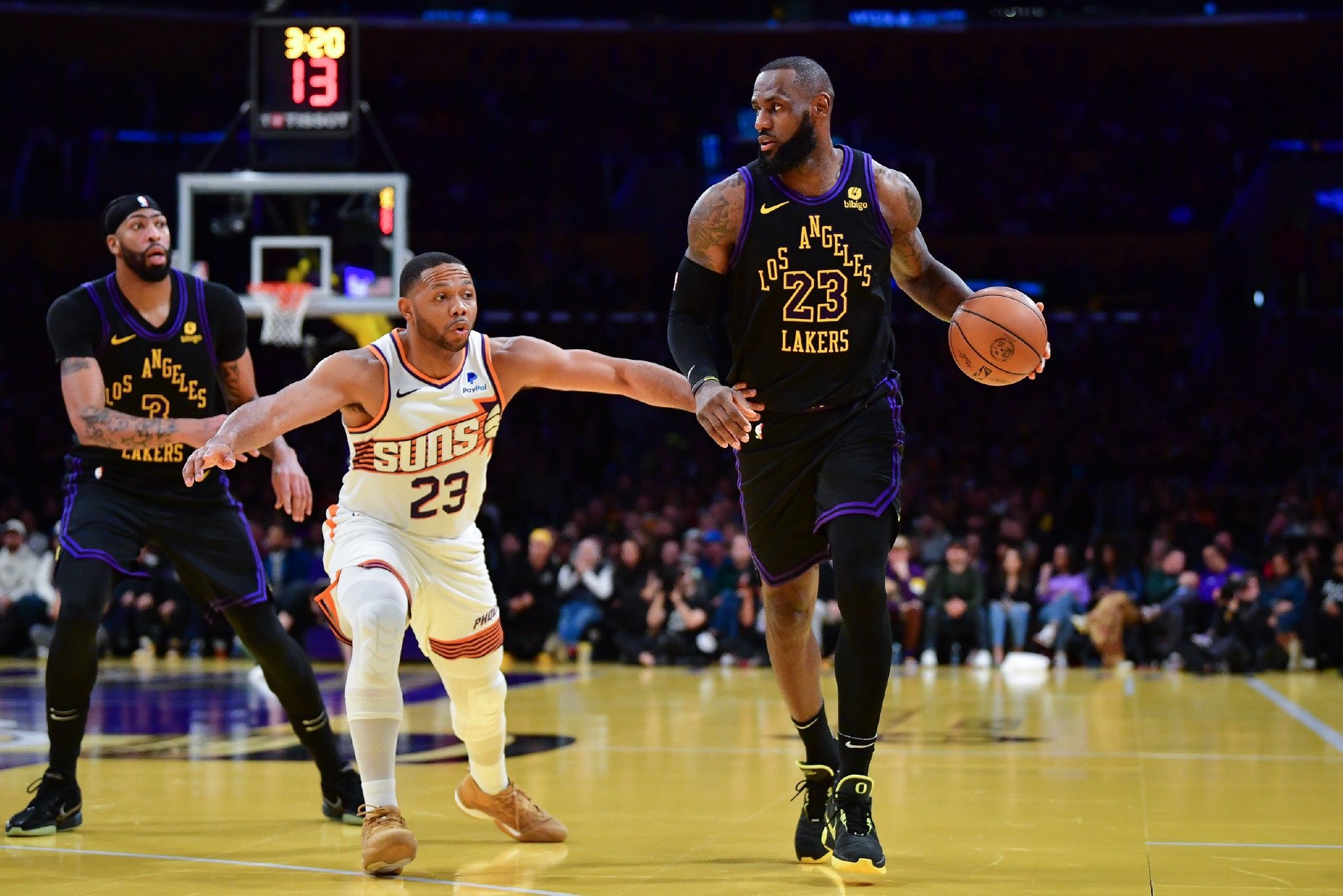 开云体育网站-关于湖人客场击败太阳，詹姆斯再次证明统治力的信息