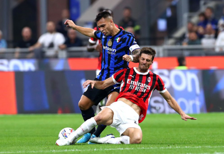 主教练在比赛中积极调整战术