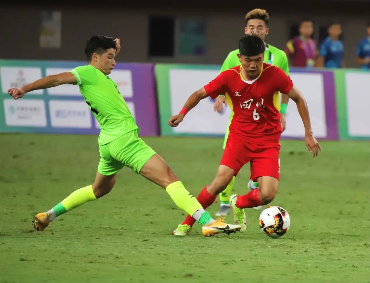 关于激烈足球比赛频频上演，球员实力角逐不容错过的信息